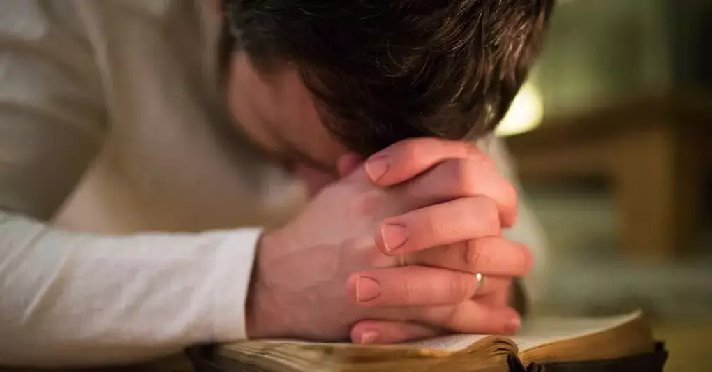 O que a Bíblia ensina sobre como orar a Deus?