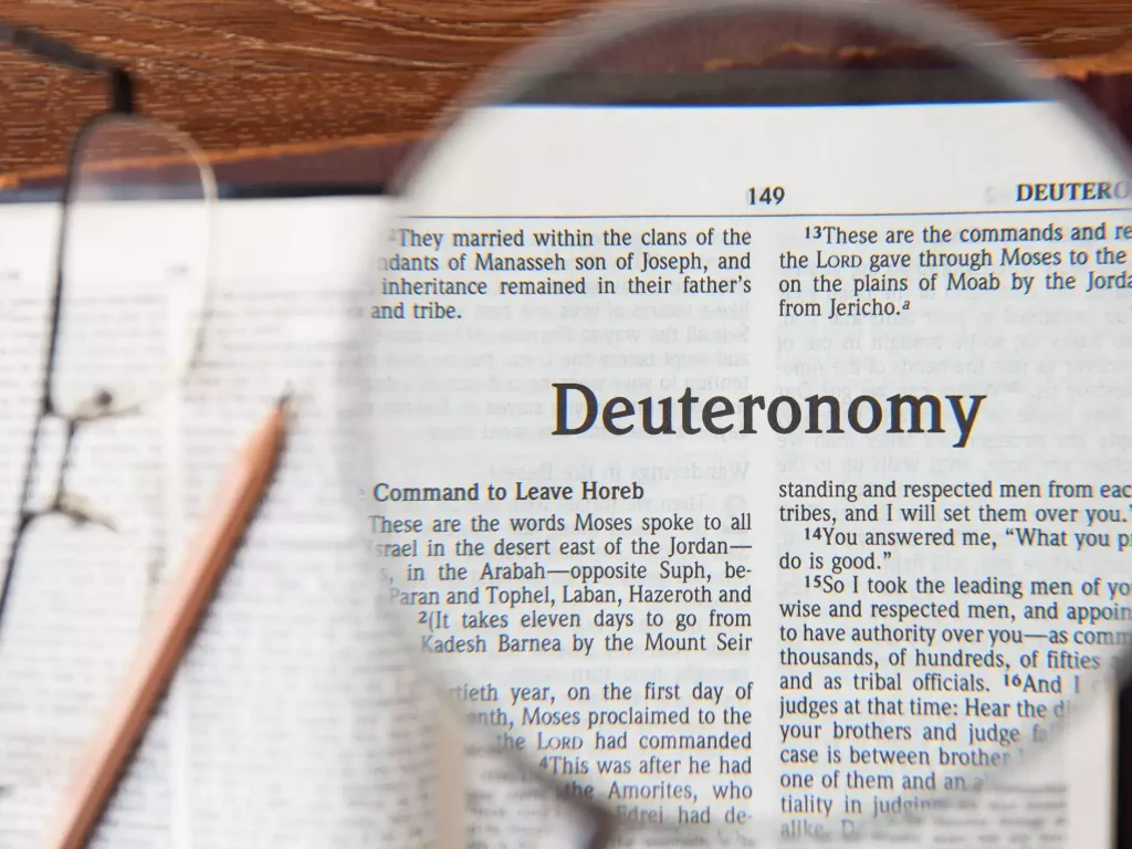 O que o livro de Deuteronômio nos resume?
