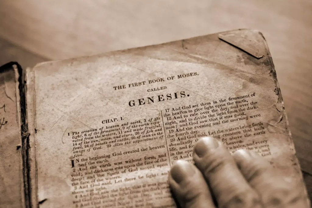 Quem escreveu o livro de Gênesis?