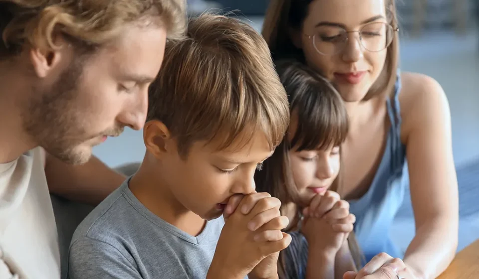 Como Orar Pelas Famílias: Estudo e Esboço de Pregação