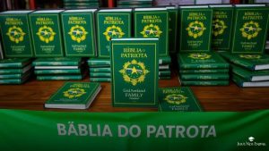 A polêmica da Bíblia do Patriota e o lucro no bolsonarismo