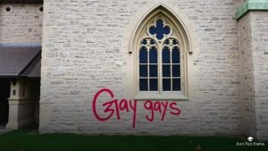 Igreja na Inglaterra sofre vandalismo anticristão na Sexta-feira Santa