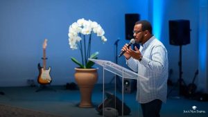 Pastor lança fake news sobre mistura de vacinas em pregação