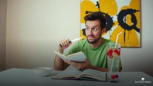 Vídeo de pastor comendo Bíblia gera polêmica nas redes sociais
