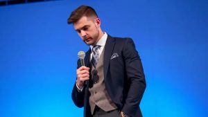 Conheça o Pastor Messias Corrêa: De Pregador em Ônibus a Conferencista Internacional