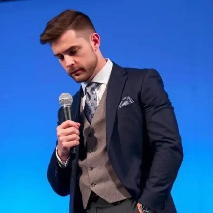 Conheça o Pastor Messias Corrêa: De Pregador em Ônibus a Conferencista Internacional