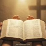 Insegurança Espiritual: Como superá-la e viver a fé com confiança Mãos segurando a Bíblia aberta, luz divina iluminando as páginas, simbolizando a responsabilidade espiritual na prática.