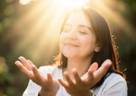 Pessoa recebendo luz divina, simbolizando a graça salvadora.