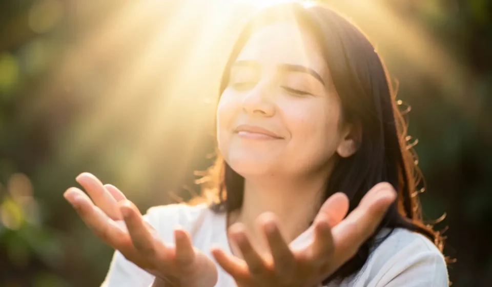 Pessoa recebendo luz divina, simbolizando a graça salvadora.