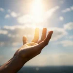 Mão humana alcançando luz divina, simbolizando justificação e graça.