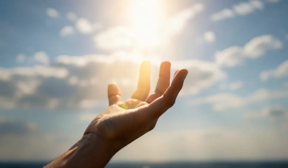 Mão humana alcançando luz divina, simbolizando justificação e graça.
