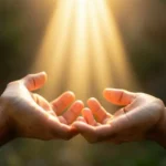 Mãos abertas recebendo luz dourada, simbolizando a bondade divina.