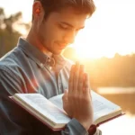 Pessoa em oração ao amanhecer, buscando comunhão profunda com Deus.