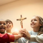 Grupo de crianças felizes e gratas a Deus, com sorrisos e expressões de louvor.