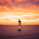 Homem contemplando o pôr do sol, simbolizando a vaidade da vida.