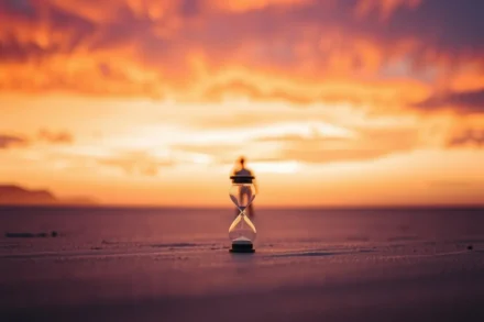 Eclesiastes 1:2: O Profundo Significado de ‘Tudo é Vaidade’ Homem contemplando o pôr do sol, simbolizando a vaidade da vida.