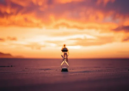 Homem contemplando o pôr do sol, simbolizando a vaidade da vida.