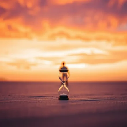 Eclesiastes 1:2: O Profundo Significado de ‘Tudo é Vaidade’ Homem contemplando o pôr do sol, simbolizando a vaidade da vida.