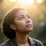 Pessoa em contemplação sobre o significado de Mateus 1:23