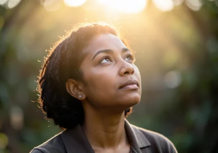 Pessoa em contemplação sobre o significado de Mateus 1:23