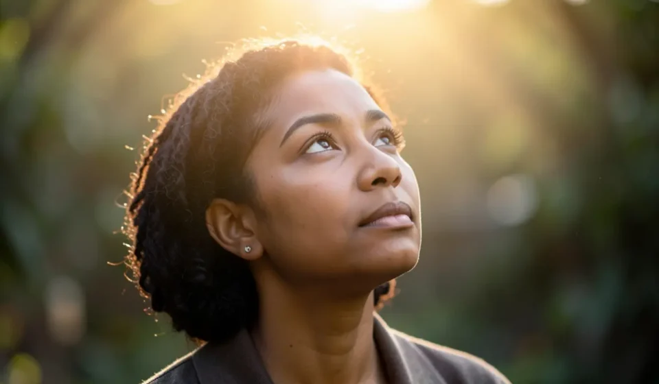 Pessoa em contemplação sobre o significado de Mateus 1:23