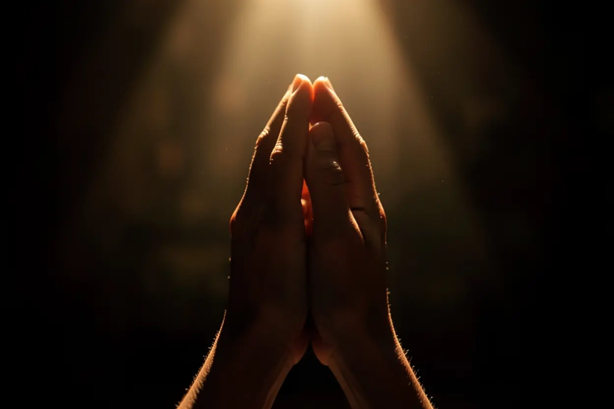 Mãos erguidas em oração em meio a um cenário de luz e sombra, simbolizando a interpretação teológica de Lamentações 1:12.