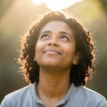 Romanos 1:16 – A Força Inabalável do Evangelho na Alma Humana Pessoa em contemplação, simbolizando a filiação divina.