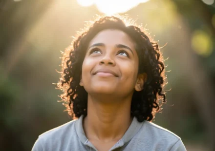 Pessoa em contemplação, simbolizando a filiação divina.