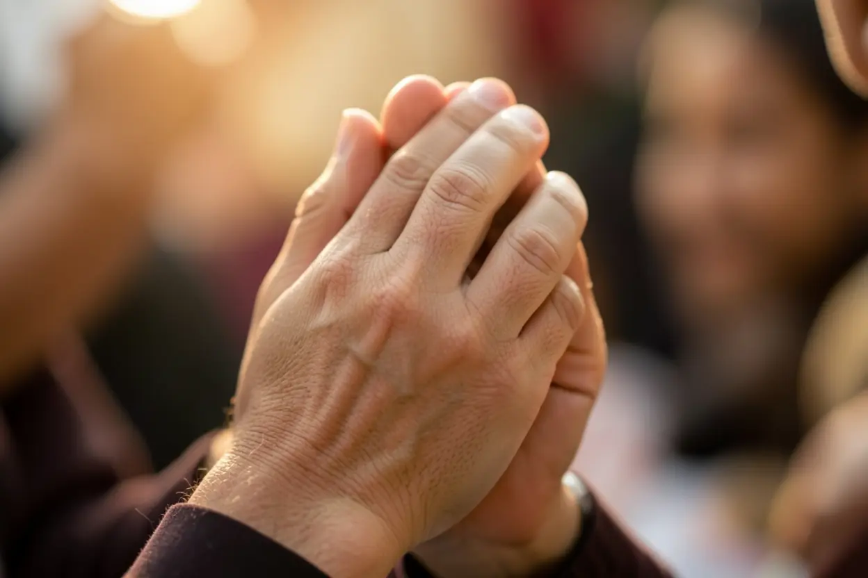 Mãos em oração buscando socorro divino