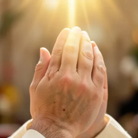 1 Samuel 2:1: O Significado Profundo do Chifre Exaltado no Senhor Mãos em oração recebendo luz divina