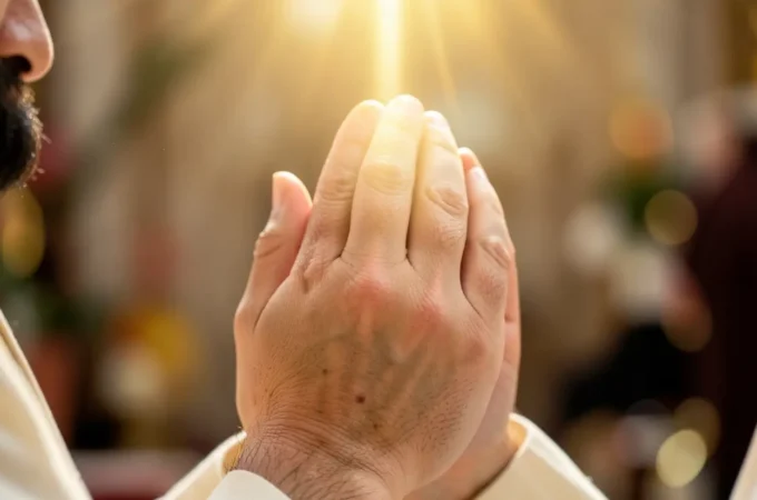 Mãos em oração recebendo luz divina