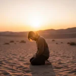 Homem orando no deserto, luz divina.