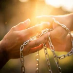 Mãos se libertando de correntes espirituais