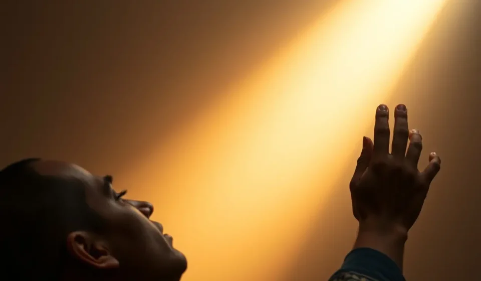 Pessoa em adoração profunda simbolizando o sermão sobre a importância do louvor.