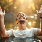 Pessoa feliz na água após o batismo