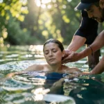 Pessoa sendo batizada, simbolizando a preparação para o batismo e nova vida.