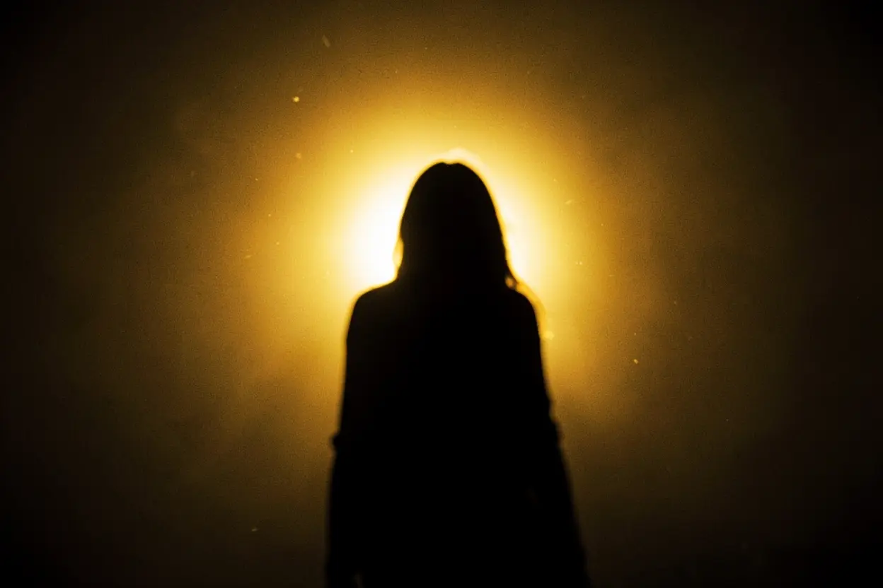 Luz divina dissipando o medo.