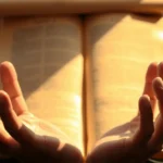 Homem orando com Bíblia aberta, simbolizando conversão e verdade bíblica.