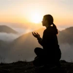 Pessoa orando no monte, contemplação antes da missão, discipulado com Deus