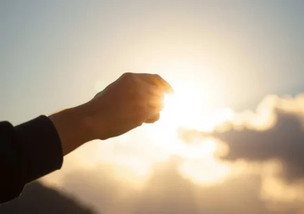 Mãos soltando fardos para o alto em um esboço de pregação sobre 1 Pedro 5:7