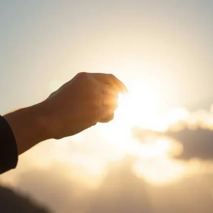 Mãos soltando fardos para o alto em um esboço de pregação sobre 1 Pedro 5:7