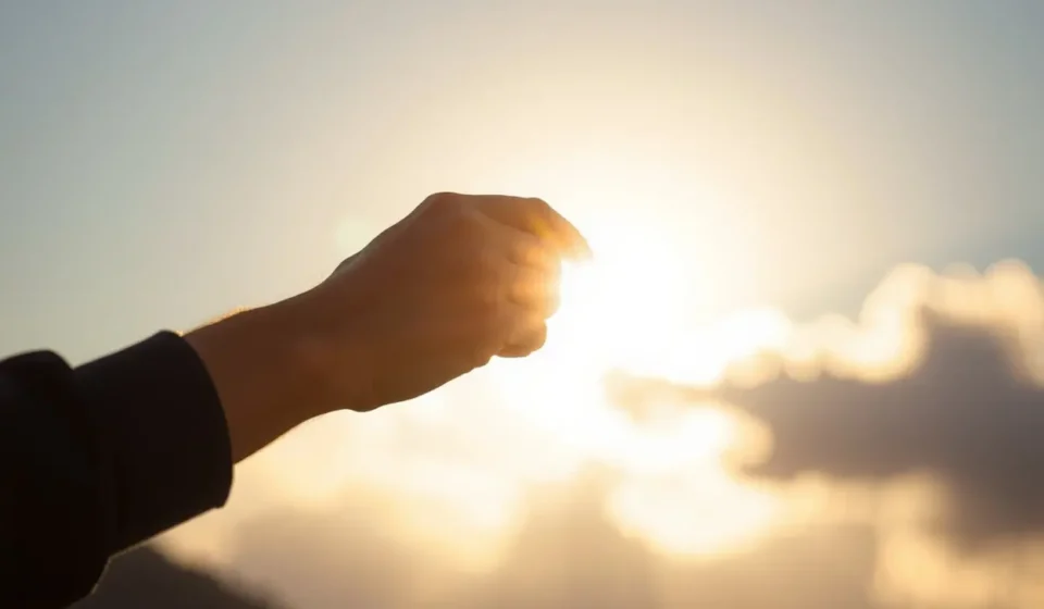 Mãos soltando fardos para o alto em um esboço de pregação sobre 1 Pedro 5:7