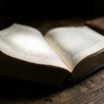 Bíblia aberta para estudo sobre Salmos 139.
