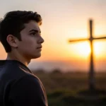 Jovem superando a insegurança e identidade cristã fragilizada, olhando para o horizonte com esperança.