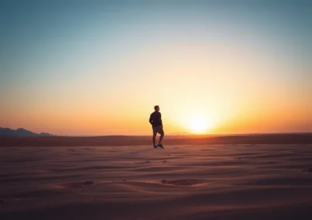 Homem solitário no deserto ao amanhecer, simbolizando a disciplina de Deus.
