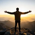 Pessoa em montanha, simbolizando a liberdade em Cristo.