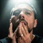 Homem orando representando o governo da língua