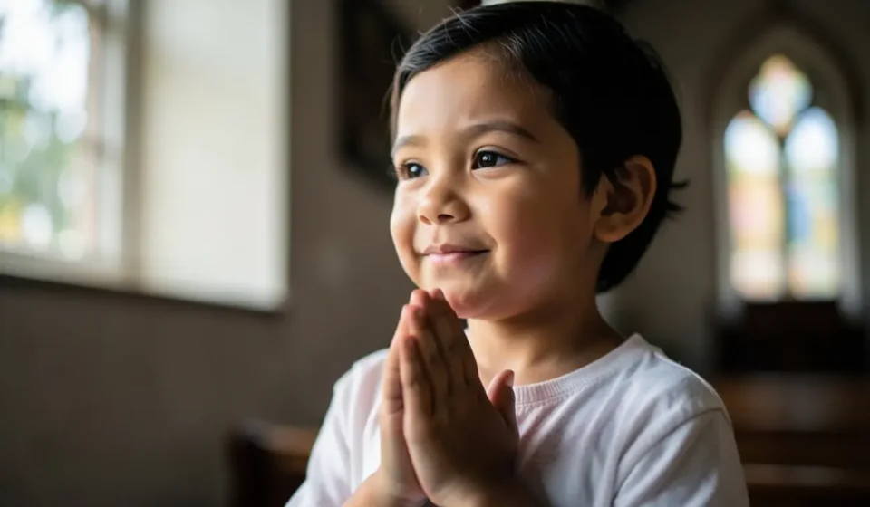 Como Ensinar o Perdão às Crianças: Um Guia Prático para Discipuladores Criança orando com expressão de paz, representando o perdão bíblico.