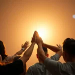 Transtornos Emocionais: Como a Fé Cristã Oferece Esperança e Cura Pessoas se unindo em oração para ilustrar esboço de pregação sobre a unidade da igreja.