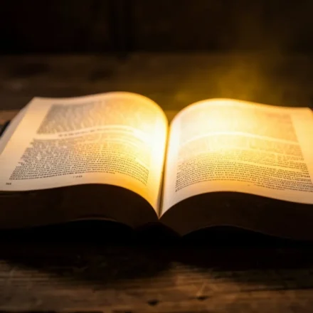 Esboço sobre Efésios 3:20 com luz divina sobre a Bíblia.